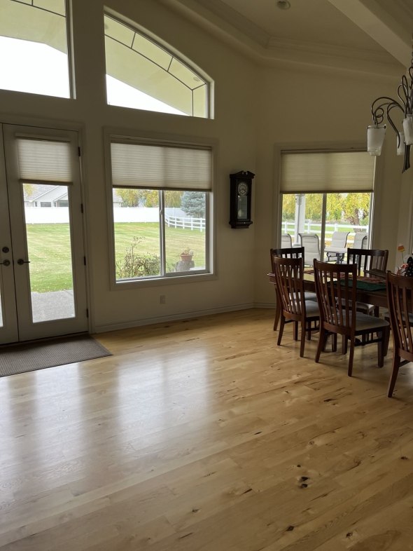 Room with Windows, table, chairs, and floor